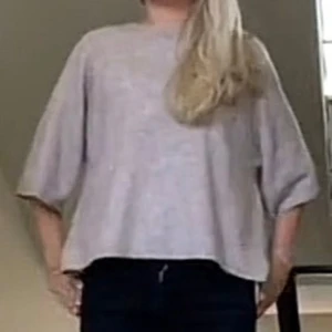 Ljusrosa/beige tjocktröja  - Säljer denna fina tjocktröja pga att jag inte använder💕  mysig och snyggt till allt. Den sitter lite oversized på mig.