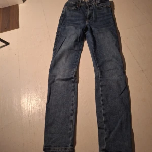 Blå jeans från Madlady - Snygga blå jeans från Madlady i en klassisk straight fit. De har en normal passform och är perfekta för en avslappnad stil. Jeansen har en traditionell femficksdesign och stängs med dragkedja och knapp. storlek 36 i midjan och regular i längden. De formar rumpan fint