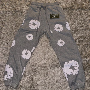 Gråa denim tears byxor - Gråa denim tears byxor, storlek S, i nytt skick (aldrig använt) och bästa material, skriv om ni har frågor, skriv om ni vill ha fler bilder för på bilden ser dom ganska mörka ut