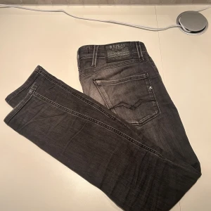 Svarta anbass jeans från replay - Snygga svarta jeans från Replay i modellen slim. De har en diskret sliten look på låren och knäna för en trendig stil. Nypris 1500. Mitt pris 799 storlek 29/32 skick 8/10. Tveka inte på att höra av er