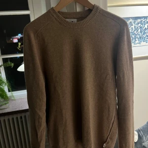 Beige tröja från NN07 - Säljer en stilren beige tröja från NN07, tillverkad av italienskt garn. Tröjan har en klassisk rund hals och långa ärmar. Tröjan är i väldigt bra skick! 