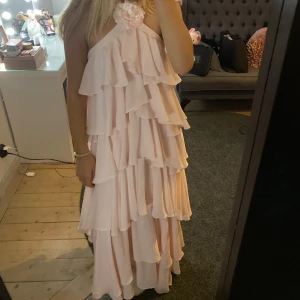 Ljusrosa volangklänning lång  - Säljer ljusrosa balklänning med volang storlek xs passar någon mellan ca 160-167 använd 1 gång❤️