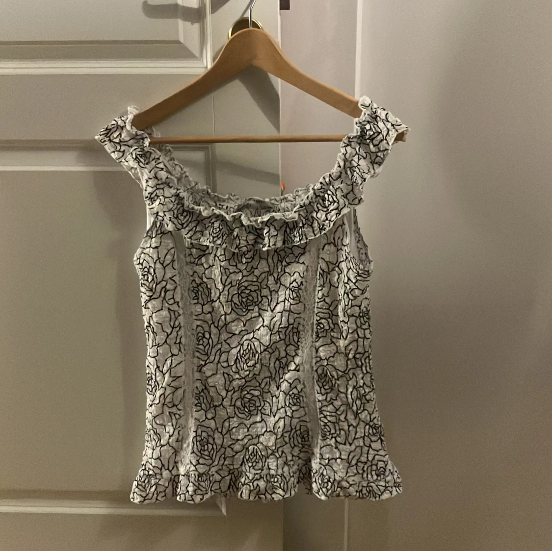 Blommig topp med volangdetaljer