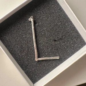 Maria Nilsdotter bokstav L - Superfint Maria Nilsdotter wonky letter, bokstaven L. Ca 48mm