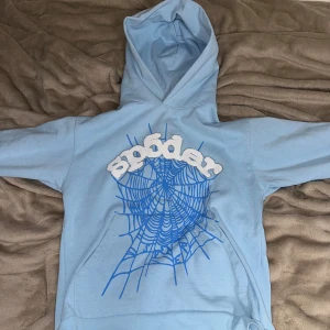 SP5DER HOODIE - Säljer min SP5DER hoodie då jag bytt stil. Finns små defekter som att några diamanter har ramlat ut, men märks inte med blåtta ögat. Annars finns det inga fel på den. DM för mer info och bilder. Hela settet finns ‼️‼️