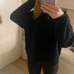 Mörkblå tröja - Säljer en mysig mörkblå tröja med lång ärm. Perfekt för kyligare dagar och enkel att matcha med olika outfits. Tröjan har en klassisk design och är bekväm att bära. Inga defekter, pris går att diskutera💗💗
