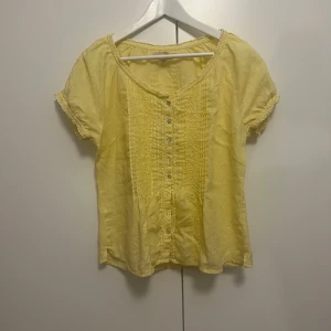 Söt gul blus - Jättesöt gul blus från flash, storlek m men rymlig och passar större storlekar💞 inga defekter!!