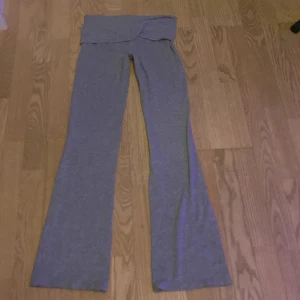 Grå yogabyxor - Säljer ett par grå mjukisbyxor från Gina young med bootcut-stil. Perfekta för en avslappnad look. Byxorna är tillverkade i ett mjukt och bekvämt material. Säljer pga används inte. 
