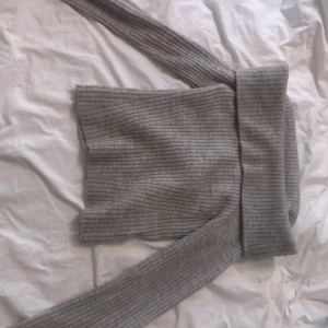 Grå stickad off shoulder tröja från HM - Används en gång och är som ny