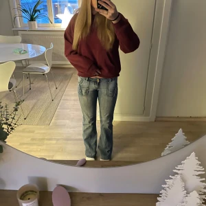Lågmidjade bootcut jenas - Säljer ett par lågmidjade blåa bootcut jeans med otroligt snygga detaljer! Är som nya och sitter så sjukt sjukt bra! Storlek: 26 men skulle säga att dem passar mellan Xs och M eftersom att dem är stretchiga❤️