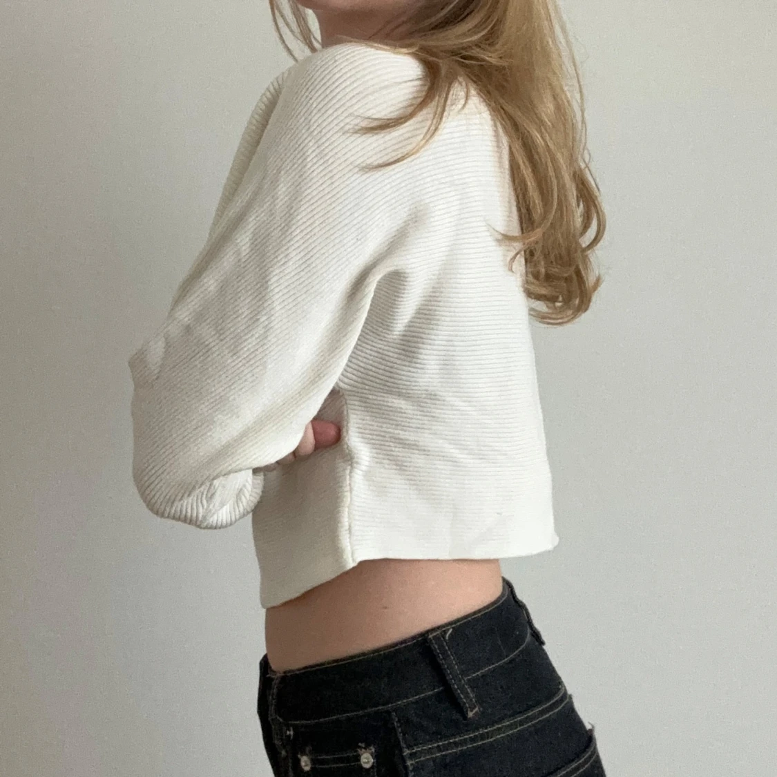 Vit ribbad croppad tröja - 1