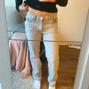 Ljusgrå jeans - Snygga ljusblå jeans från Ginatricot med en klassisk design. De har en rak passform och är lågmidjade, vilket ger en bekväm och stilren look. Perfekta för en avslappnad stil.