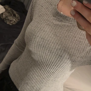 Grå ribbad tröja - Säljer en stilren grå ribbad tröja med långärmad design. Vet inte märket, har inte använt på länge.