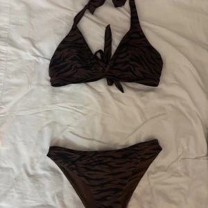 Brun och svart bikini med zebramönster - Jätte söt bikini, inte använd så mycket. Avringt i rumpan så trosorna sitter snyggt