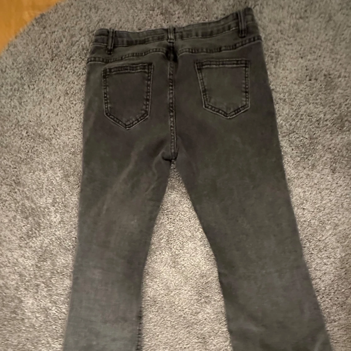 Grå jeans med bootcut - 1
