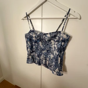 Blåvit mönstrad korsettopp - Top från Pretty Little thing, Original pris 380kr, Storlek S, använd 1 gång.