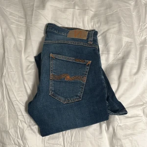 Nudie jeans grim tim - Ett par galet feta nudie grim tim jeans i mörkblått och storleken 29:30. Jättebra skick! Hör av dig om du har frågor!