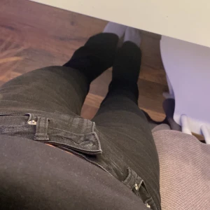 Svarta bootcut jeans - Svarta bootcut jeans från Lager 157 i storlek XS, säljer pågrund av att dom är lite för långa och för stora på mig som är 163 cm😃🫶🏼