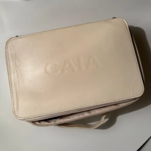 Caia sminknecessär - Säljer nu min älskade Caia necessär då denna inte längre används. Det är Caia ”Perfect Travel” som köptes för ca 1 år sedan för 425 kr. Rymlig och bra där jag fått plats med mitt smink. Necessären säljes i använt skick då den använts dagligen det senaste året. Finns synliga märken, vilka syns på bilderna. Hör av er vid fler frågor!