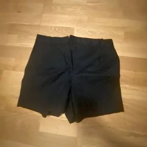 Svarta shorts - Snygga svarta shorts med en klassisk design. Perfekta för en stilren look. De har en enkel passform och är lätta att matcha med olika outfits.