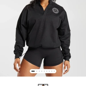 Svart långärmad tröja med logotyp - Snygg svart långärmad tröja med en liten logotyp på bröstet. Tröjan har en loose passform och är perfekt för en avslappnad stil. Materialen är lite gruv vilket jag tycker själv inte om och därför säljer.