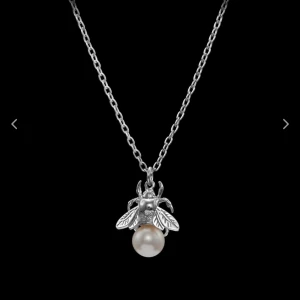 Maria Nilsdotter halsband - Intrssekoll på detta såå söta halsband från Maria Nilsdotter. Längd: 45🫶 Nypris: 2495, box och kvitto kommer självklart med