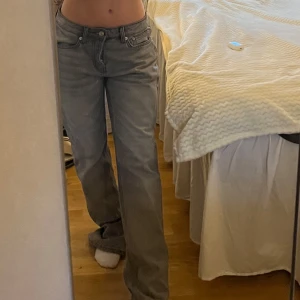 Grå jeans  - Används endast en gång, som nya! Medelhög midja. Storlek S. Från lager 157 i modell ICON. Köpa för 400kr. ✨