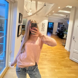 Rosa stickad tröja från vila - Gosig rosa stickad tröja med långa ärmar. I storlek xs och passar även s/m! Super mysig💕