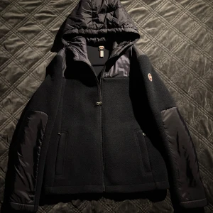 Colmar - Hybridjacka - Marinblå hybridjacka från Colmar u utmärkt skick, till salu för endast 35% av nypriset (5699) 💫