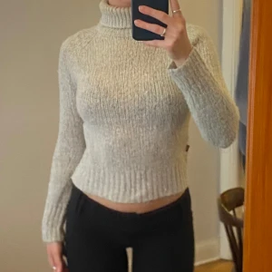 Grå stickad polotröja - Köpt second hand, väl använd, ok skick! Skriv för frågor!