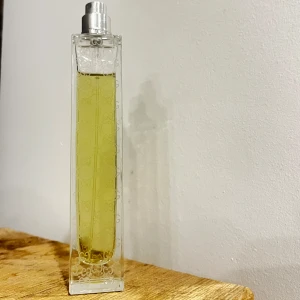 Gucci Envy Me 2 Eau de Toilette 50ml - Envy Me 2 är en limited edition parfym från Gucci med toppnoter av viol, apelsinolja och magnoliablad, mellannoter av bulgarisk ros och heliotrop, samt basnoter av patchouli, vanilj och sandelträ. Perfekt för den som älskar en blommig och träig doft. Jag har tyvärr inte locket för flaskan kvar💚 Nypris: 1000kr