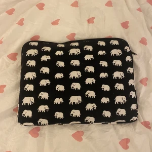 Fodral från svenskt tenn - Datorfodral från svenskt tenn🐘 i storlek 38X28. Köptes i höstas 2024 så den är som ny. Köptes ny för 1475kr