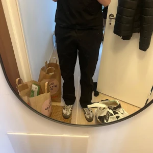 Svarta byxor - Svarta byxor med en avslappnad passform och dragsko i midjan. Perfekta för en casual look. Byxorna har en rak stil och är tillverkade i ett mjukt material för extra komfort.