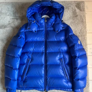 💫Moncler Maya 2022 modell💫 - Säljer nu denna sjukt snygga Moncler Mayan i en extremt eftertraktad och fin färg. Den är i storlek 2 vilket motsvarar M. Den är i brutalt fint skick, skulle säga 9,5/10. Denna jacka är väldigt limiterad och årsmodellen är 2022. Nypris idag är 18.000kr Hör av er vid frågor eller funderingar💙💫🌟