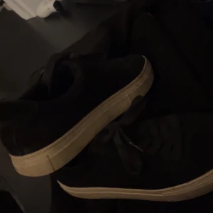 Svarta sneakers från Vagabond - Snygga svarta sneakers från Vagabond med en stilren design. Skorna har en ljus sula som ger en fin kontrast till det svarta materialet. Perfekta för en avslappnad stil. Storlek 40 men passar 41 också 