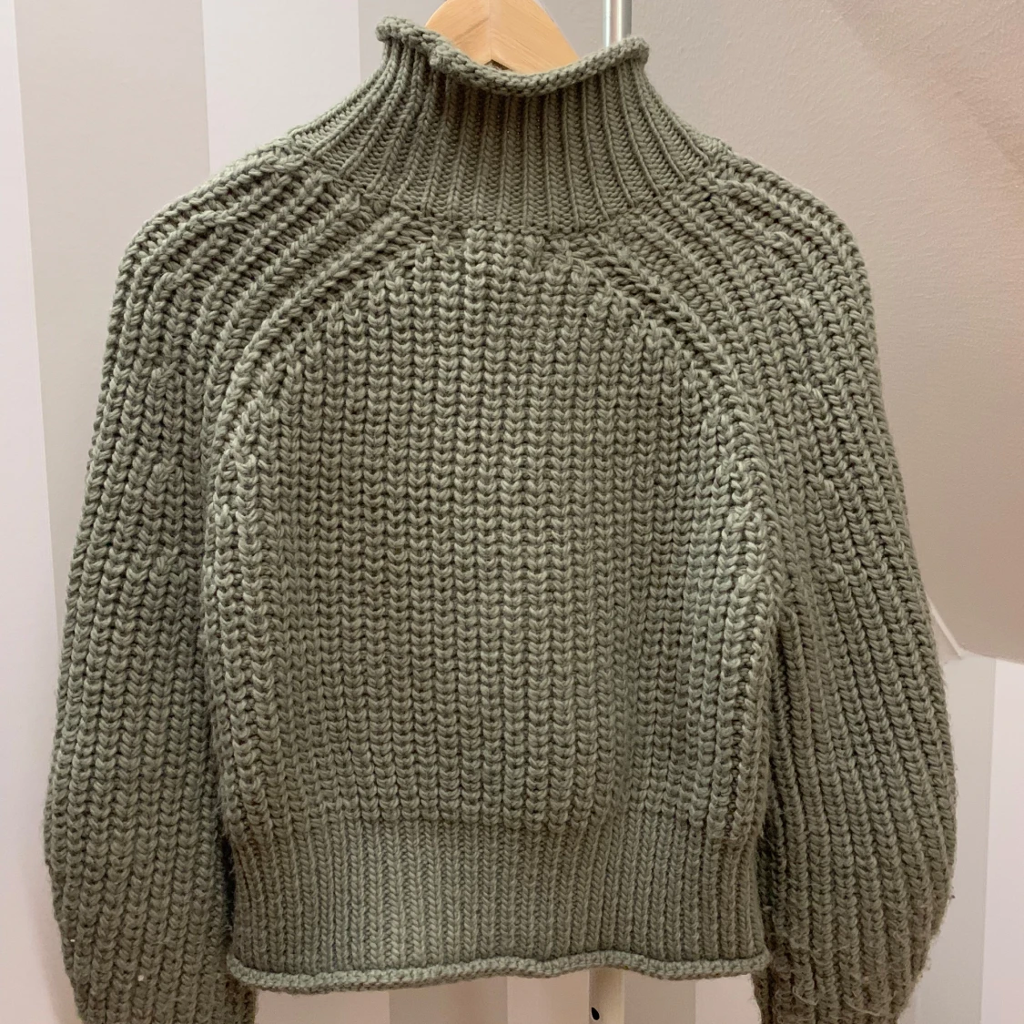 Grön stickad polotröja från H&M - 1