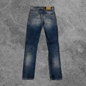 Nudie Jeans Grim trim - Nudie jeans i modellen grim trim. Underbar tvätt. Ovanlig modell. W28-29 L34. För mer info Dm//