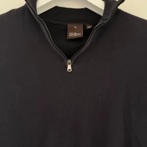 Oscar Jacobsson half zip navy -  Oscar Jacobsson zip i bra skick. Storlek Xs och säljer den för 600kr (Nypris är 1500kr) det är bara och fråga om det är något.