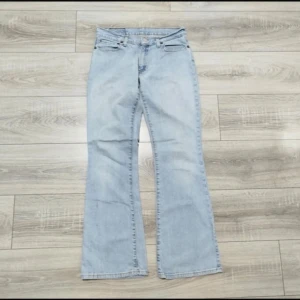 Lågmidjade Levi’s jeans - Lågmidjade bootcut jeans i stål W30 L32, midjemått rakt över ca 38 cl och innerbenslängd ca 78 cm