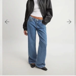 Low wide jeans från NA-KD - Snygga blå jeans från NA-KD❤️‍🔥❤️‍🔥 orginalpris 699kr super fin skick!!