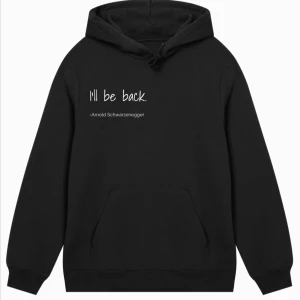 Svart hoodie med citat av Arnold!  - Tjena! Ta chansen nu att klicka hem denna feta tröja med tryck på legenden Arnold! Finns i storlekar XS,S,M,L 