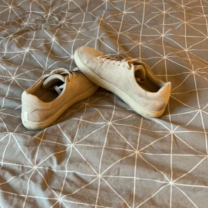 Beige sneakers med snörning - Snygga beige sneakers i äkta mocka säljs då jag har vuxit ur dem dem är o bra skick men smutsiga inget sönder och inga skavanker! 