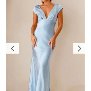 Balklänning  - Elegant ljusblå långklänning i satin med v-ringning och korta ärmar. Klänningen är från Billy J, köptes på plick men är helt ny med lappen kvar! 💓 Säljer tyvärr pga lite för liten!💓💓