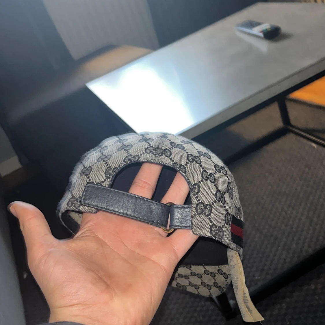 Grå mönstrad keps med justerbart spänne - 2