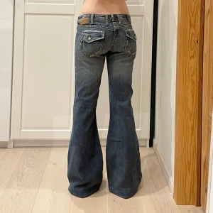 Lågmidjade bootcut jeans🤩 - Midja 42 cm rakt över plus stretch, gren 22 cm o innerben 83 cm💕Jae 169 o xs-s o de är för stora så håller in en massa i midja o lår. Märkta storlek 10, alltså M-kanske stor S. Passar stora lår o rumpa!