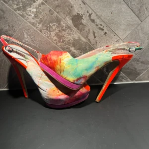 Färgglada pumps med hög klack från Aldo - Säljer ett par unika pumps med färgglatt mönster och hög klack. Skorna har en öppen tå och justerbar rem runt hälen. Perfekta för att sätta färg på din outfit! Inköpta i Danmark på Aldo.   Nypris 1400:-DKK
