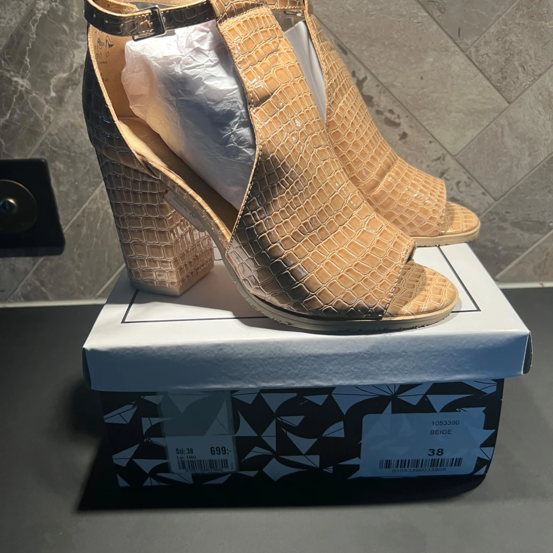 Beige klackar/sandaler från Tiamo