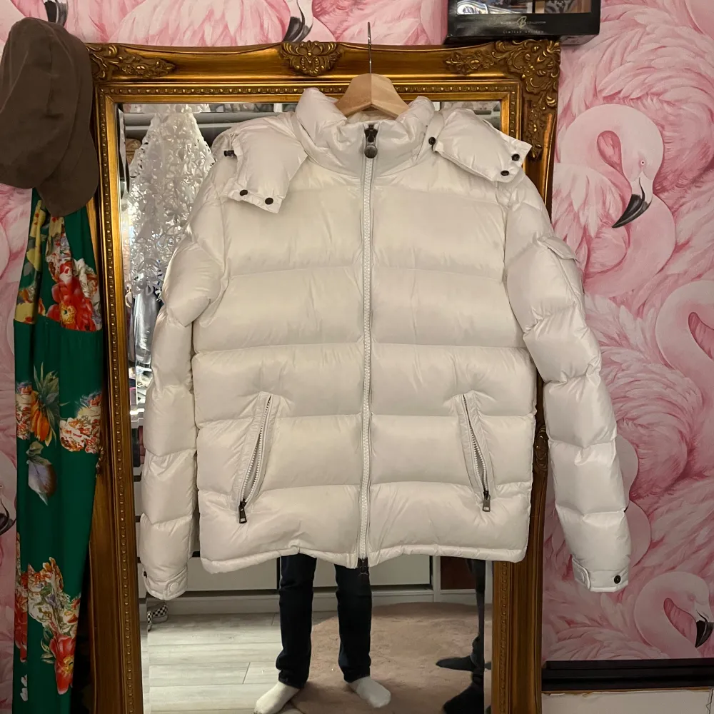Säljer en snygg vit dunjacka från Moncler. Jackan är ej använd och därmed i perfekt nyskick. Nfc och qr funkar som det ska. Tveka inte på att höra av dig.. Takit.