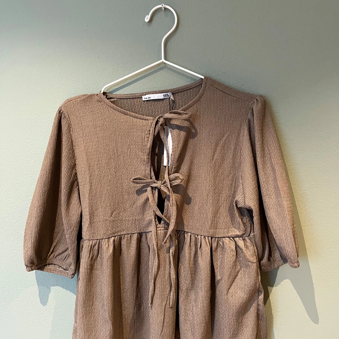 Brun ribbad blus med knytning