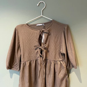 Brun ribbad blus med knytning - Brun jätte snygg tröja med knytning. Aldrig använd, prislapp på!💕 Storlek XS
